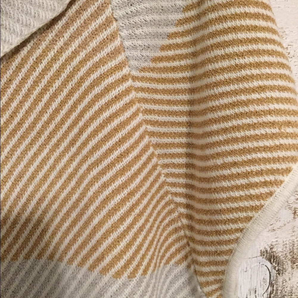 Poncho - Picture 3 of 5